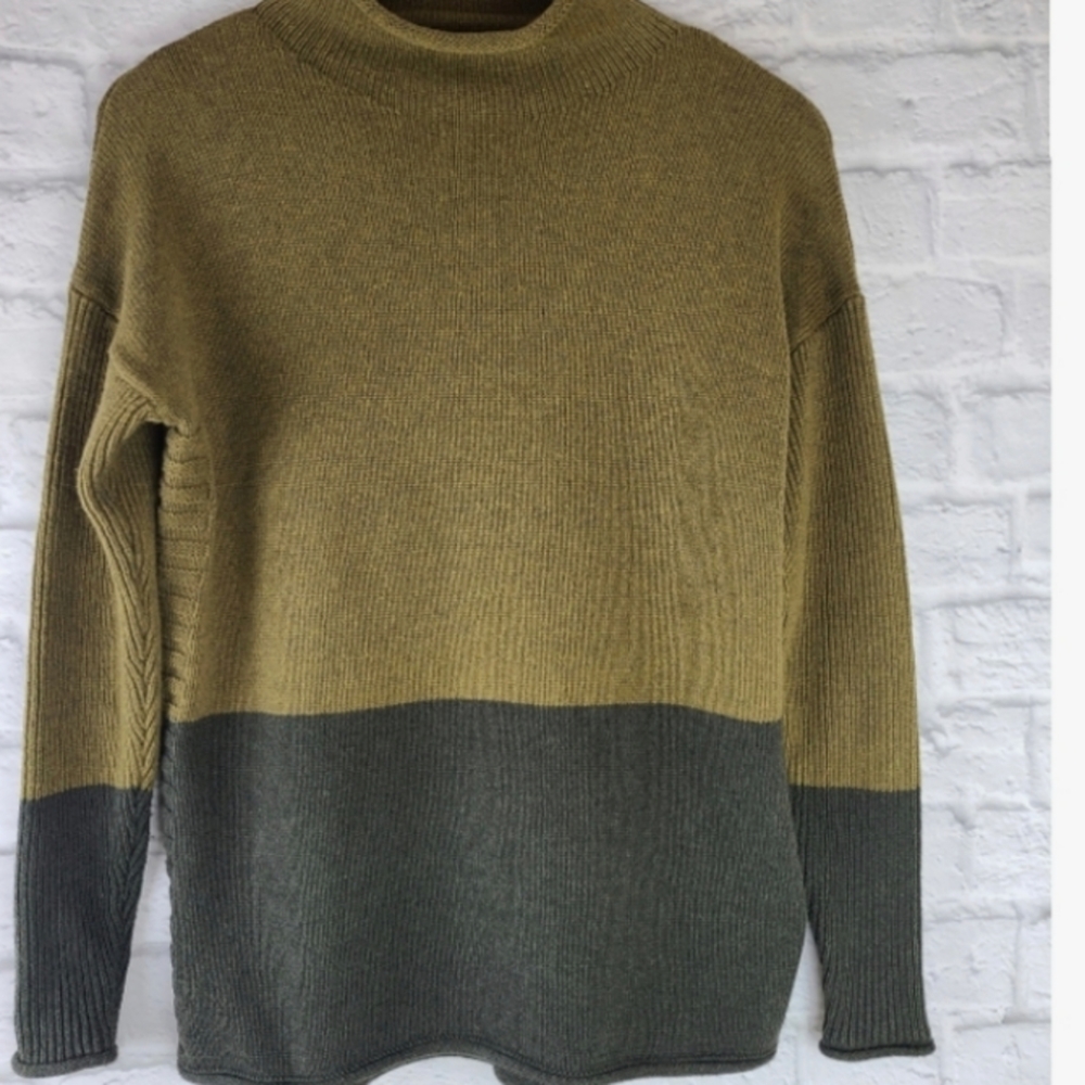 COLOR BLOCK MOCK NECK SWEATER